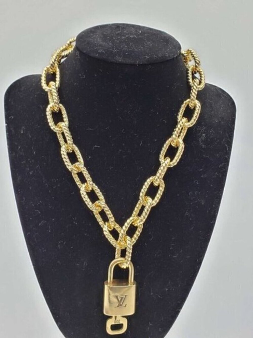Gold-Plated Necklace with Authentic Louis Vuitton Padlock - Picture 3 of 11